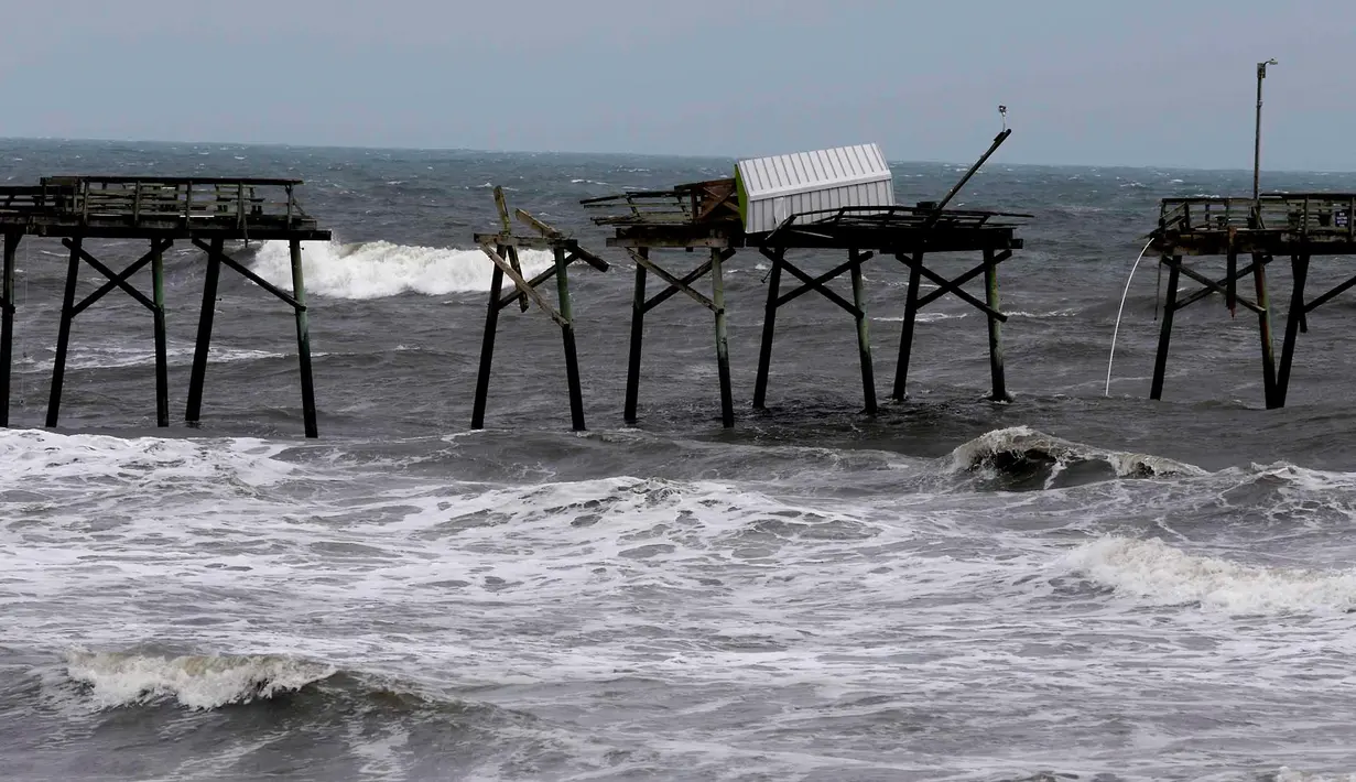 Jembatan pemancingan rusak setelah badai Florence menerjang Carolina Utara, AS, Minggu (16/9). Sebanyak 17 orang dilaporkan tewas akibat badai Florence yang menerjang Carolina Selatan dan Utara. (AP Photo/Tom Copeland)