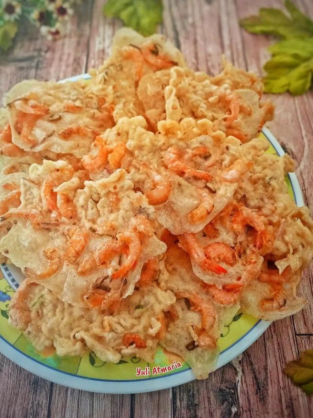 Rempeyek udang rebon