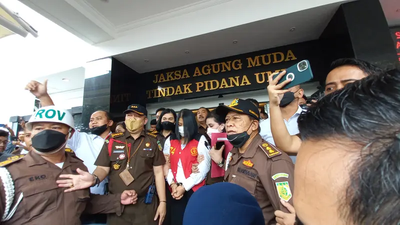 Putri Candrawathi, tersangka kasus dugaan pembunuhan berencana Brigadir J di Kantor Jampidum, Kejagung