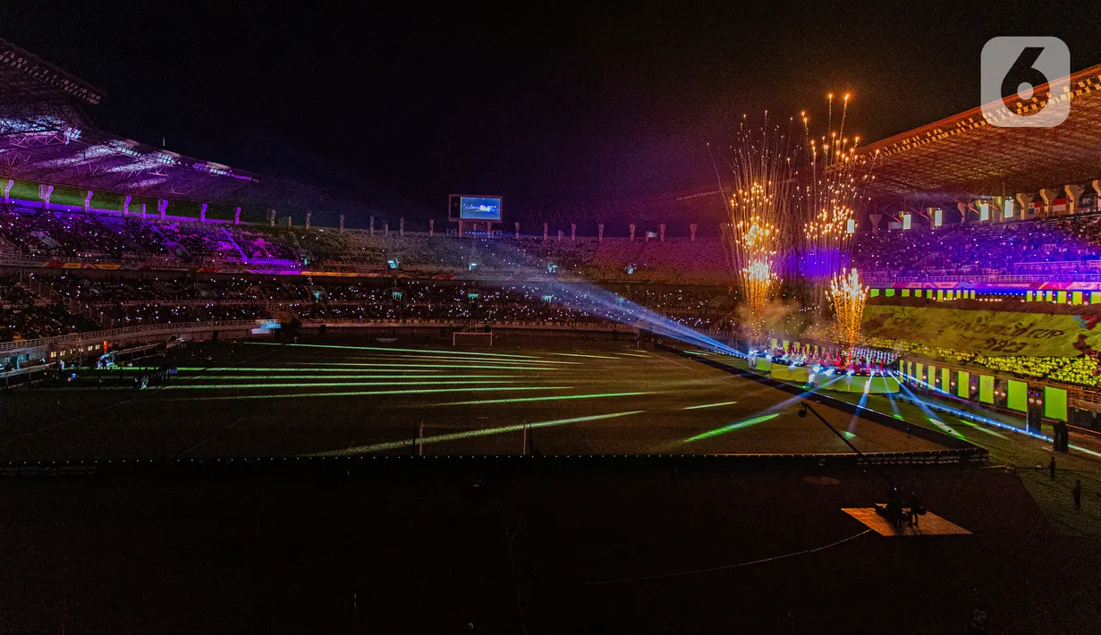 Lampu Stadion Gelora Bung Tomo dimatikan total dalam pembukaan Piala Dunia U-17. Seluruh penonton pun menyalakan flash handphone dan kombinasi penerangan panggung utama makin memeriahkan acara itu. (Liputan6.com/Faizal Fanani)