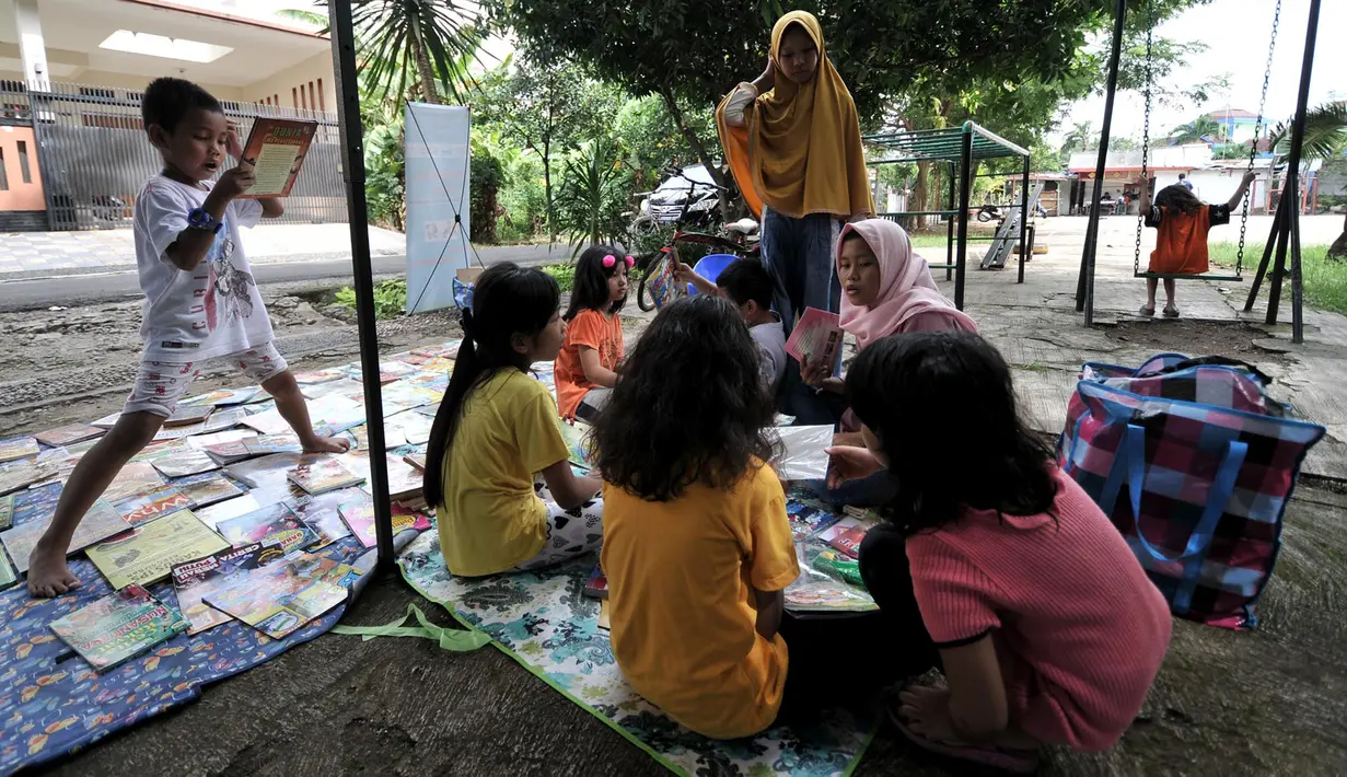 Anak-anak mengikuti program Literasi Kejujuran di TBM Saung Manggar, Pondok Kelapa, Jakarta, Minggu (24/3). Program ini bertujuan mendekatkan buku sekaligus meningkatkan minat baca kepada masyarakat dan mengurangi dampak negatif kecanduan internet bagi anak-anak. (merdeka.com/Iqbal S. Nugroho)