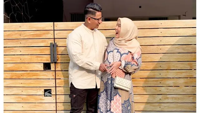 7 Potret Fitri Tropica dan Sang Suami, Mesra dan Kompak Banget