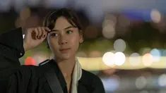Pemilik nama lengkap Adinda Noviana Sari Thomas terpilih sebagai pemeran Widya di film KKN di Desa Penari. Selama proses syuting, Dinda beradegan bersama ular. Bahkan karena totalitas, Dinda sampai beradegan melilitkan ular di tubuhnya. (Liputan6.com/IG/@adindathomas)