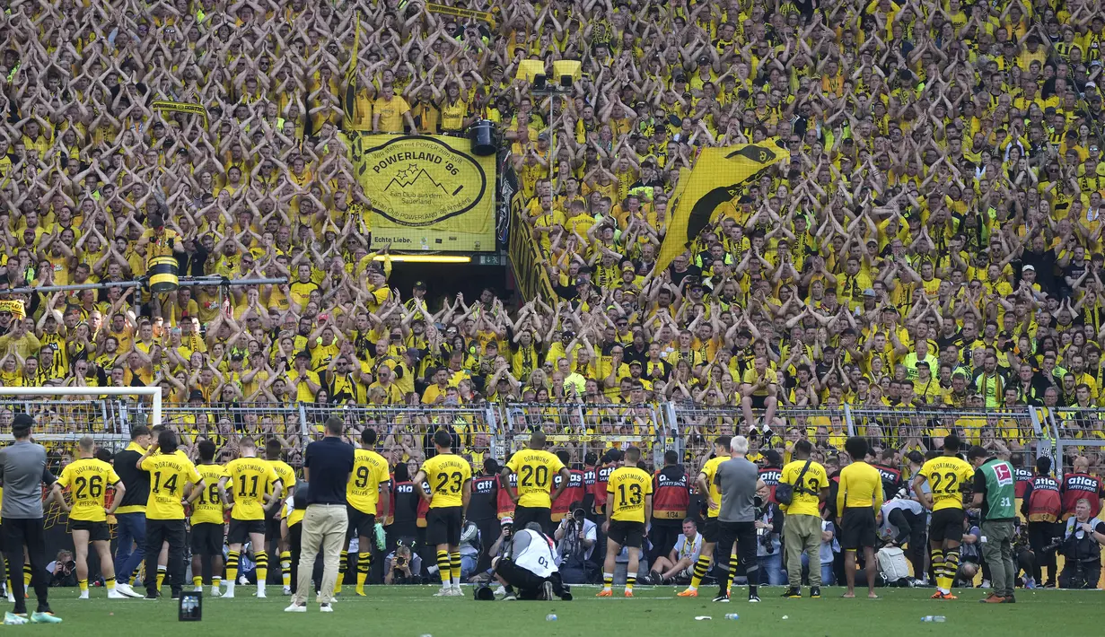 Skuad Borussia Dortmund menghampiri para suporter setelah berakhirnya laga menghadapi FSV Mainz pada laga pekan terakhir Liga Jerman 2022/2023 di Dortmund, Jerman (27/5/2023). Ditahan imbang FSV Mainz 2-2, Borussia Dortmund harus merelakan gelar juara Liga Jerman 2022/2023 menjadi milik Bayern Munchen. (AP Photo/Michael Probst)