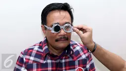 Bakal cawagub DKI Djarot Saiful Hidayat memeriksa kondisi matanya pada kegiatan bakti sosial di Cawang, Jakarta, Minggu (23/10). Dalam acara itu dibagikan 1000 kacamata gratis untuk warga Jakarta usia 39 tahun ke atas. (Liputan6.com/Gempur M Surya)
