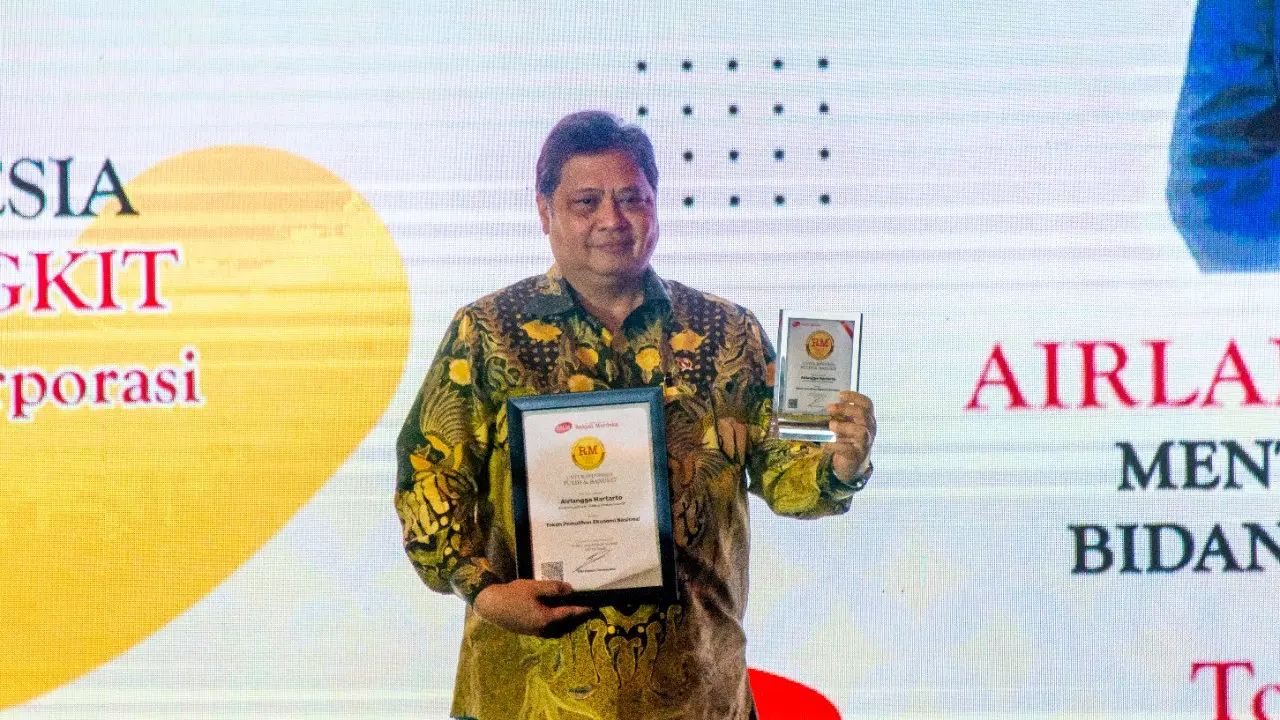 Menteri Koordinator Bidang Perekonomian Airlangga Hartarto mendapatkan apresiasi dari kalangan media sebagai Tokoh Pemulihan Ekonomi Nasional Kategori Ekonomi, Korporasi, dan Kesehatan dalam ajang Rakyat Merdeka Awards 2022, Kamis (28/9/2022).