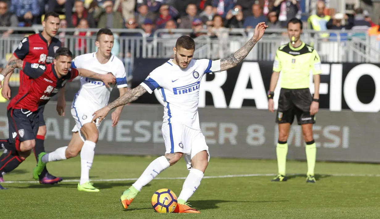 Kapten Inter Milan Mauro Icardi (tenga) menyumbangkan satu gol untuk kemenangan timnya atas Cagliari  pada lanjutan Serie A di Sant'Elia stadium,  Cagliari, (5/3/2017). Inter Milan menang 5-1. (EPA/Fabio Murru)