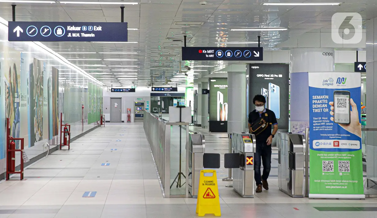 Penumpang melewati gerbang tiket elektronik di Stasiun MRT Bundaran HI, Jakarta, Selasa (3/8/2021). Jumlah penumpang Moda Raya Terpadu (MRT) Jakarta semakin menurun semenjak Pemberlakuan Pembatasan Kegiatan Masyarakat (PPKM). (Liputan6.com/Faizal Fanani)