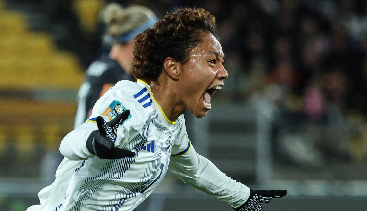 Pemain Timnas Filipina putri keturunan Amerika Serikat, Sarina Bolden (kiri), berhasil mencetak gol ke gawang Selandia Baru dalam pertandingan lanjutan grup A Piala Dunia Wanita 2023 yang berlangsung di Stadion Regional Wellington, Selasa (25/7/2023). (AFP/Marty Melville)