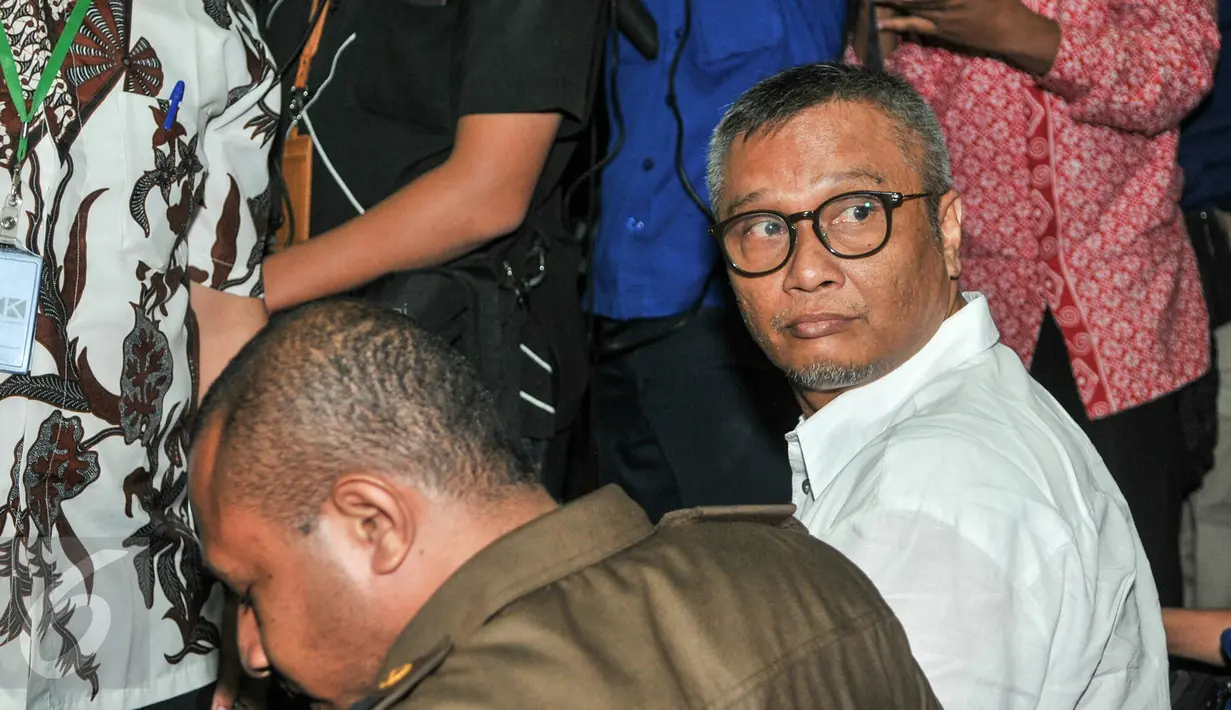 Tersanga Alex Usman (kanan) saat menghadiri persidangan kasus UPS di Pengadilan Tipikor, Jakarta, Kamis (4/2/2016). Gubernur Ahok hadir untuk memberikan kesaksian untuk terdakwa Alex Usman . (Liputan6.com/Yoppy Renato)