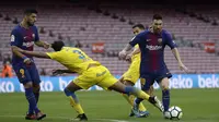 Bintang Barcelona, Lionel Messi, berusaha melewati bek Las Palmas, Mauricio Lemos, pada laga La Liga Spanyol di Stadion Camp Nou, Katalonia, Minggu (1/10/2017). Barcelona menang 3-0 atas Las Palmas. (AP/Manu Fernandez)