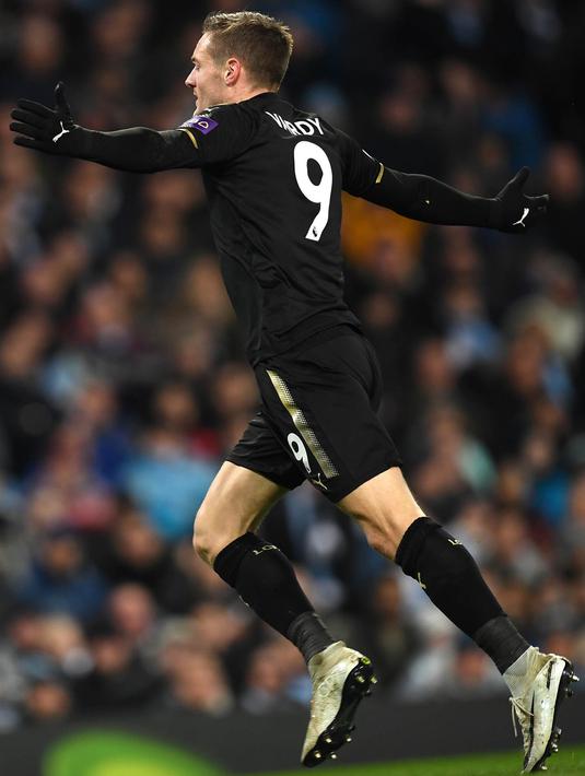 2. Jamie Vardy (Nike Mercurial CR7 Superfly) - Penyerang 30 tahun tersebut memakai sepatu keluaran Nike CR7 putih dan mencetak satu gol ke gawang Manchester City. (AFP/Paul Ellis)