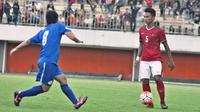 Bagas Adi Nugroho (merah) kemungkinan menjalani debut bersama PSS, Minggu (16/10/2016). (Bola.com/Romi Syahputra)