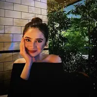 Di hari ulang tahunnya, Syifa mendapatkan kejutan dari teman-teman terdekatnya. Ia diberikan kejutan slice kue lengkap dengan lilin sambil menyanyikan lagu selamat ulang tahun. @syifahadju