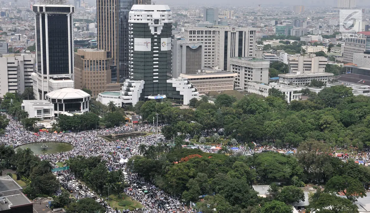 Umat muslim mengikuti aksi reuni 212 di sekitar Patung Kuda, Jakarta, Minggu (2/12). Penyelenggaraan reuni ini merupakan kali kedua setelah juga dilakukan pada 2017. (Merdeka.com/Iqbal S. Nugroho)
