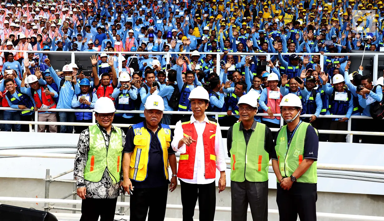 Presiden Jokowi dan Menteri PUPR Basuki Hadimuljono serta Sekretaris Kabinet, Pramono Anung pada peresmian percepatan sertifikat tenaga kerja konstruksi serentak di seluruh Indonesia 2017 di Stadion GBK, Jakarta, Kamis (19/10). (Liputan6.com/Angga Yuniar)
