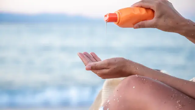 Ilustrasi mengoleskan sunscreen