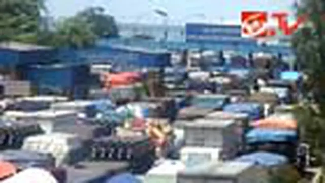 Antrean di Pelabuhan Merak Mengular