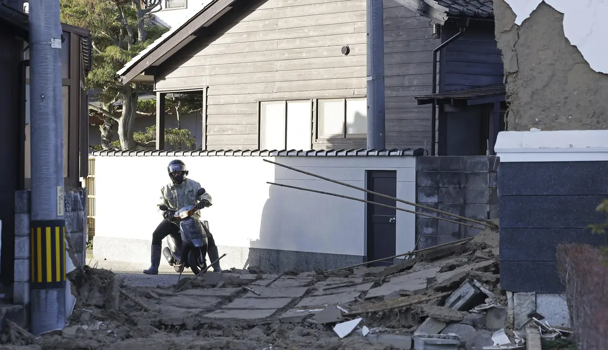 Gempa besar yang mengguncang Jepang di awal tahun 2024 tersebut juga memicu gelombang tsunami. (Kyodo News via AP)