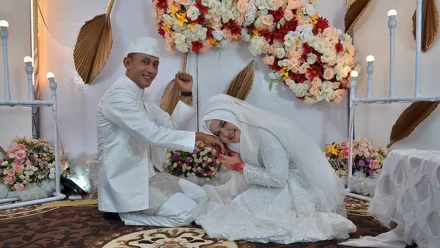 Brigadir TM. Saputra dengan istrinya (Istimewa)