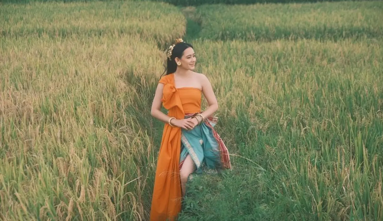 Tampil dalam balutan baju tradisional berwarna jingga membuat Laura nampak semakin menawan. Dalam penampilannya tersebut, ia juga mengenakan aksesoris kepala sebagai pelengkap. (Liputan6.com/IG/laura_theux)