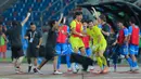 Pemain Timnas Filipina U-22 merayakan gol yang dicetak oleh Banatao Otu Abang ke gawang Timnas Indonesia U-22 pada laga Grup C SEA Games 2025 di 700th Anniversary Stadium, Senin (8/12/2025). (Bola.com/Bagaskara Lazuardi)