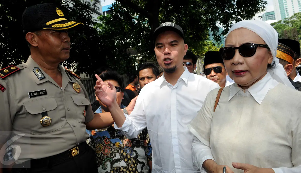 Musisi Ahmad Dhani bersama Ratna Sarumpaet mendatangi Gedung KPK, Jakarta, Kamis (2/6). Rencananya Dhani bersama sejumlah aktivis akan konser sekaligus demonstrasi 'Panggung Rakyat Tangkap Ahok' namun dilarang pihak keamanan. (Liputan6.com/Helmi Afandi)