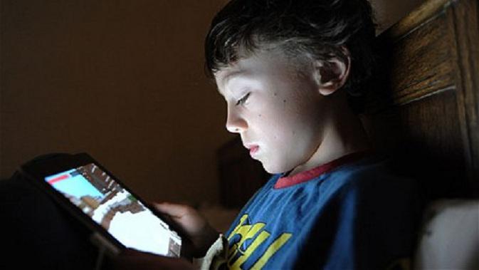 Ilustrasi : Anak lebih memiilih bermain game mobile (sumber : telegraph.co.uk)