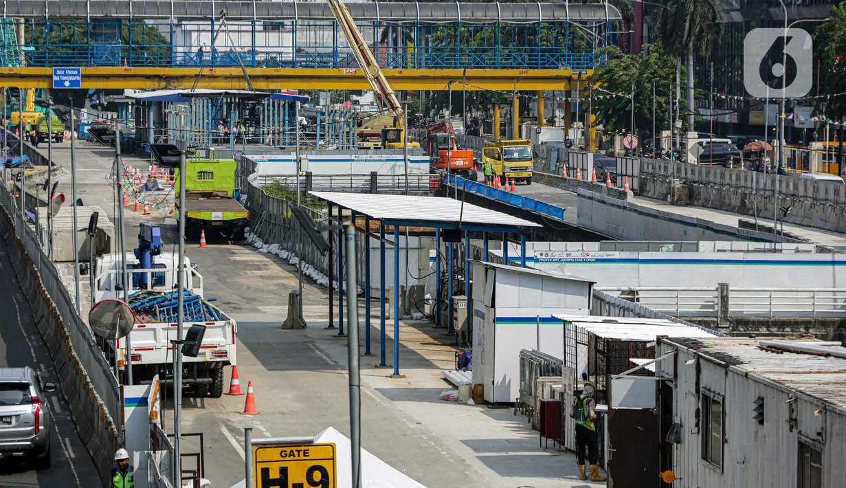 Aktivitas proyek pembangunan MRT Jakarta fase 2A CP201 di Kawasan Glodok, Jakarta, Rabu (10/5/2023). (Liputan6.com/Faizal Fanani)