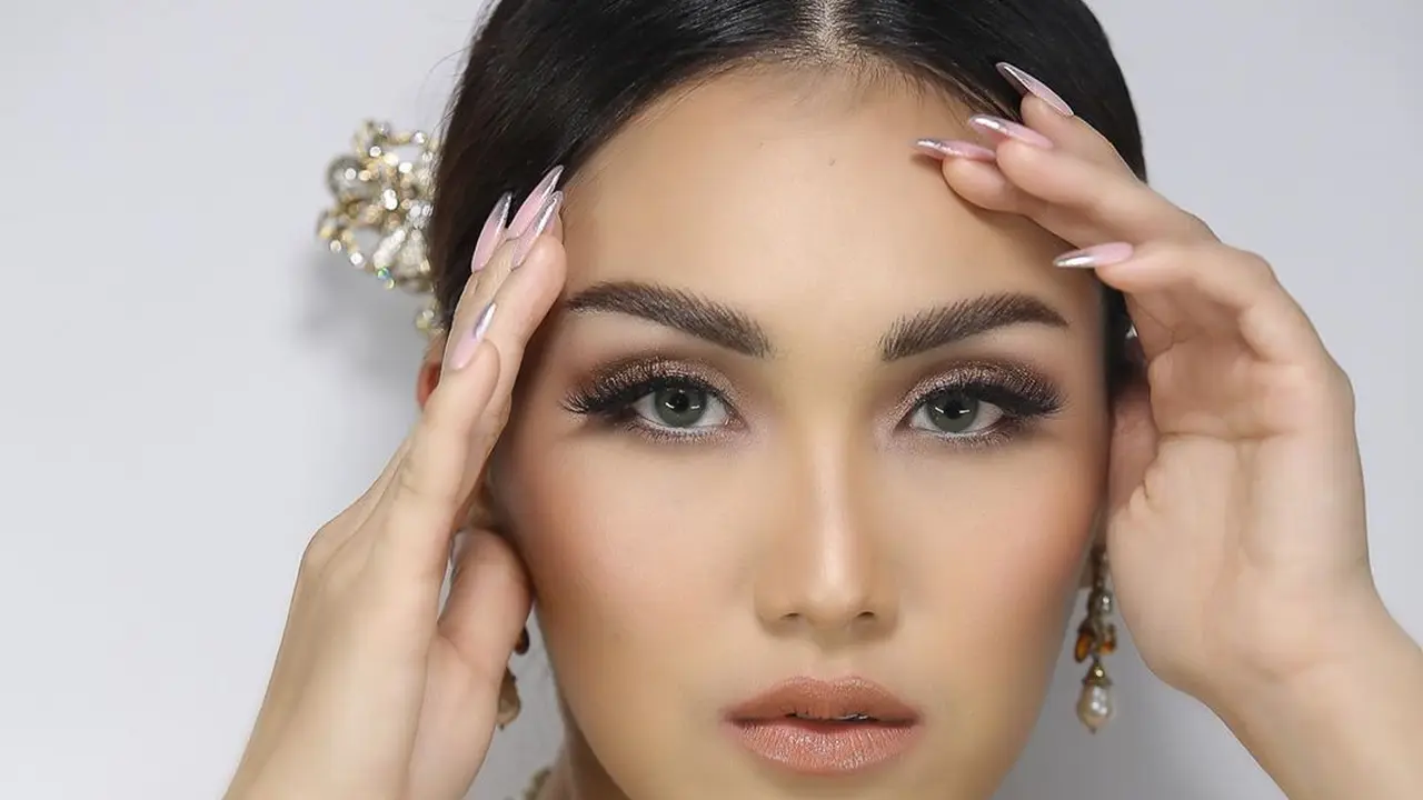Duet Dengan Nella Kharisma, Ini 6 Potret Dress Ayu Ting Ting Curi Perhatian. (Sumber: Instagram/ayutingting92)