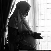 Proses perceraian membuat Stuart Collin dan Risty Tagor tak bisa bertemu, padahal dalam hitungan hari Risty akan melahirkan buah cinta mereka. Meski sulit bertemu Stuart menyampaikan doanya untuk keselamatan Risty dan anaknya.