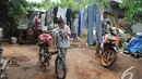 Sony Wakwaw bersiap membawa beberapa barang dengan sepeda saat pindah kerumah barunya di kawasan Cibubur, Jakarta Timur. Foto diambil pada Kamis (4/12/2014). (Liputan6.com/Herman Zakharia)