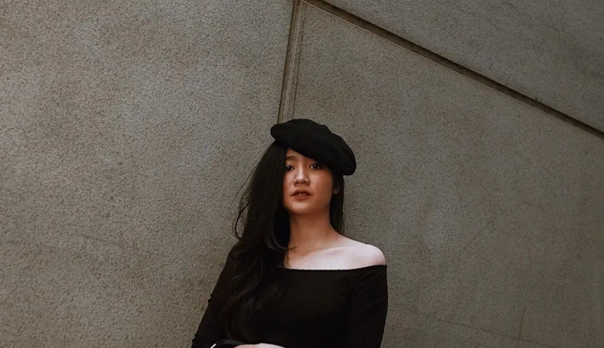 <p>Gaya simpel bintang sinetron 'Putih Abu-Abu' dengan atasan hitam dan rok coklat ini cocok banget untuk outfit sehari-hari. Ditambah topi baret hitam, gayanya berkesan elegan. (Liputan6.com/IG/febbyrastanty)</p>