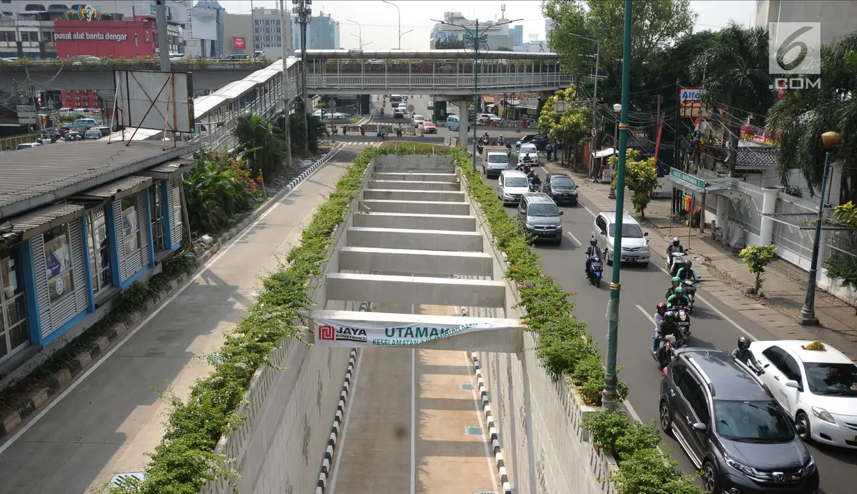 Pengendara melintas di sisi jalur keluar terowongan atau underpass Matraman, Jakarta, Jumat (6/4). Pemprov DKI Jakarta berencana melakukan uji coba lalu lintas di terowongan Matraman pada 10 April mendatang. (Liputan6.com/Helmi Fithriansyah)
