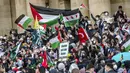 Orang-orang memegang bendera Palestina, Turki, dan negara-negara lain, saat mereka berkumpul di depan Gedung Opera untuk berdemonstrasi selama konflik saat ini antara Israel dan Palestina di Timur Tengah di Stuttgart, Jerman, Sabtu (15/5/2021). (Christoph Schmidt/dpa via AP)