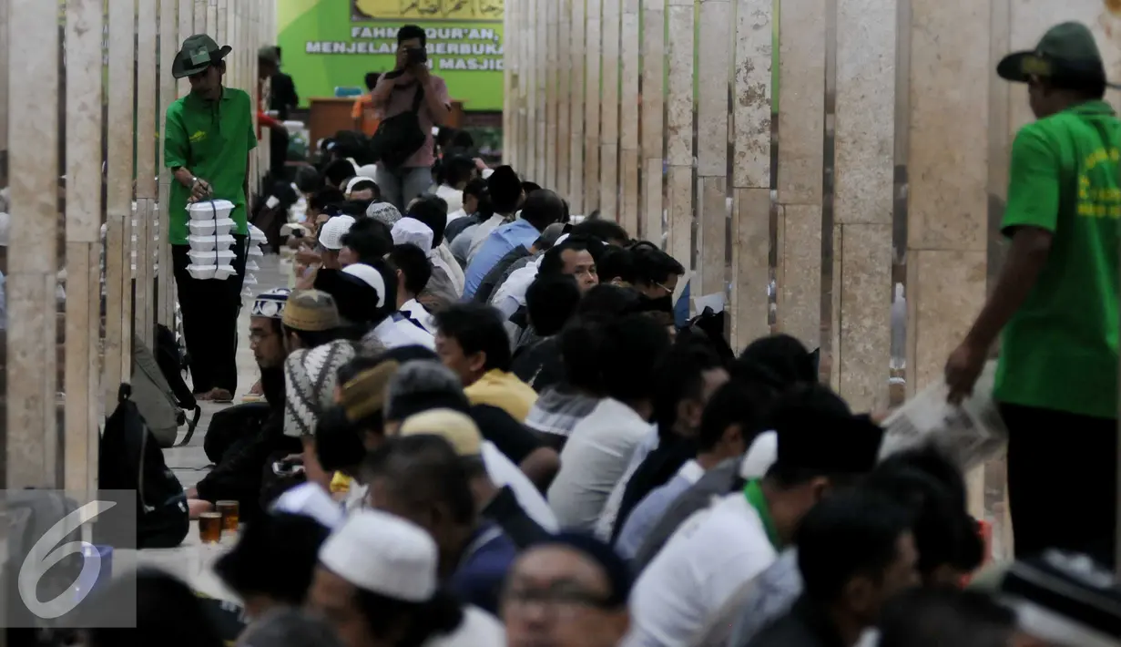 Ribuan jamaah berkumpul dengan rapi jelang waktu berbuka di Masjid Istiqlal, Jakarta (22/6/2015). Sekitar 3000 kotak makanan dan minuman dibagikan setiap harinya selama bulan Ramadan. (Liputan6.com/JohanTallo)