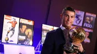 Cristiano Ronaldo, meraih penghargaan Ballon d'Or 2016 pada Senin (12/12/2016) waktu setempat. Ronaldo unggul perolehan suara dari Lionel Messi dan Antoine Griezmann. (AFP/L'equipe/Franck Seguin)