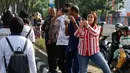 Warga mengabadikan momen simulasi kirab pernikahan Kahiyang Ayu dan Bobby Nasution, Medan, Rabu (22/11). Simulasi kirab ngunduh mantu Jokowi menjadi pusat perhatian warga sekitar. (Liputan6.com/Johan Tallo)