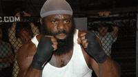 Bintang MMA, Kimbo Slice, meninggal dunia dalam usia 42 tahun di Florida, AS, Selasa (7/6/2016) WIB. (Bola.com/Twitter/BBCSport)