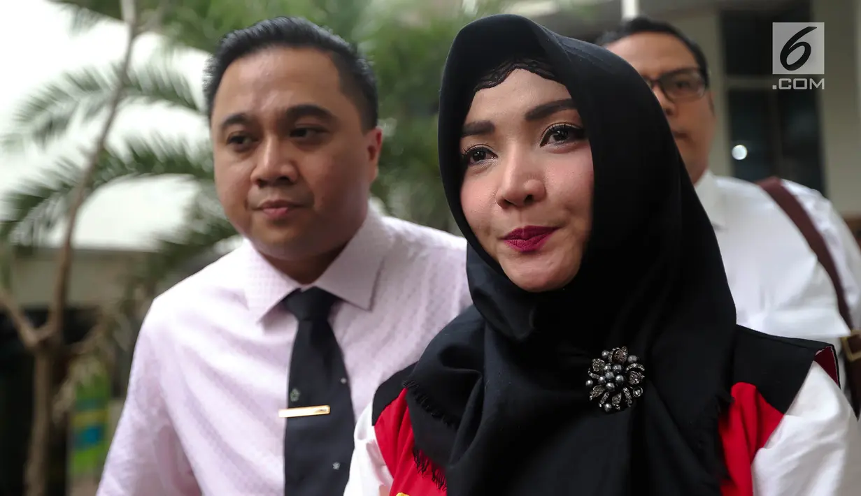 Terdakwa kasus penyalahgunaan narkotika Roro Fitria bersiap menjalani sidang putusan di PN Jakarta Selatan, Kamis (18/10). Roro dijatuhkan hukuman pidana selama 4 tahun dan denda Rp 800 Juta dan subsider selama 3 bulan. (Liputan6.com/Faizal Fanani)