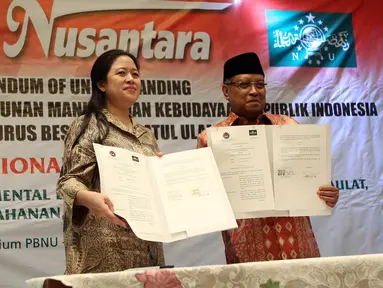 Menteri koordinator Pembangunan Manusia dan Kebudayaan Puan Maharani bersama Ketua umum PBNU Said Aqil Siradj menunjukan MOU antara Menko PMK dan PBNU di Gedung PBNU, Jakarta, Rabu (3/5). (Liputan6.com/ Johan Tallo)