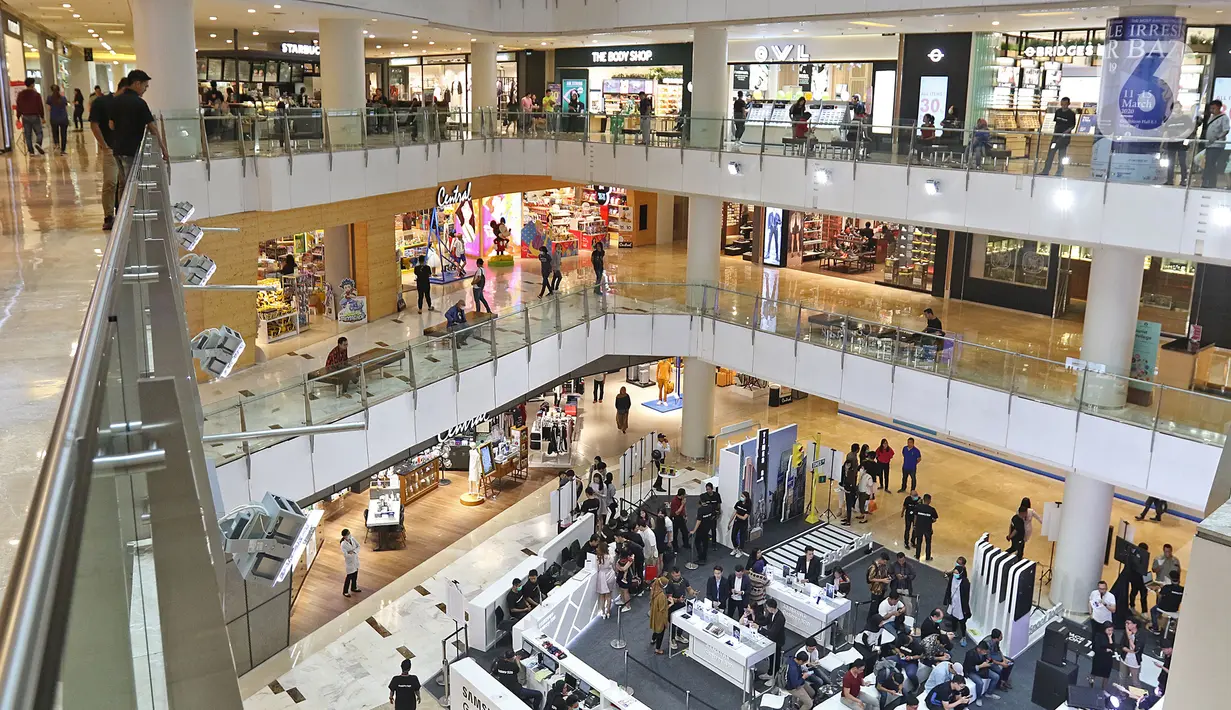 Pengunjung berada di salah satu pusat perbelanjaan Grand Indonesia, Jakarta, Minggu (15/3/2020). Ditengah maraknya wabah COVID-19, beberapa pusat perbelanjaan masih normal didatangi masyarakat untuk sekedar berbelanja atau menghabiskan waktu di akhir pekan. (Liputan6.com/Herman Zakharia)