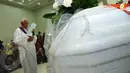 Tampak seorang pastur memimpin doa (Liputan6.com/ Faisal R Syam).