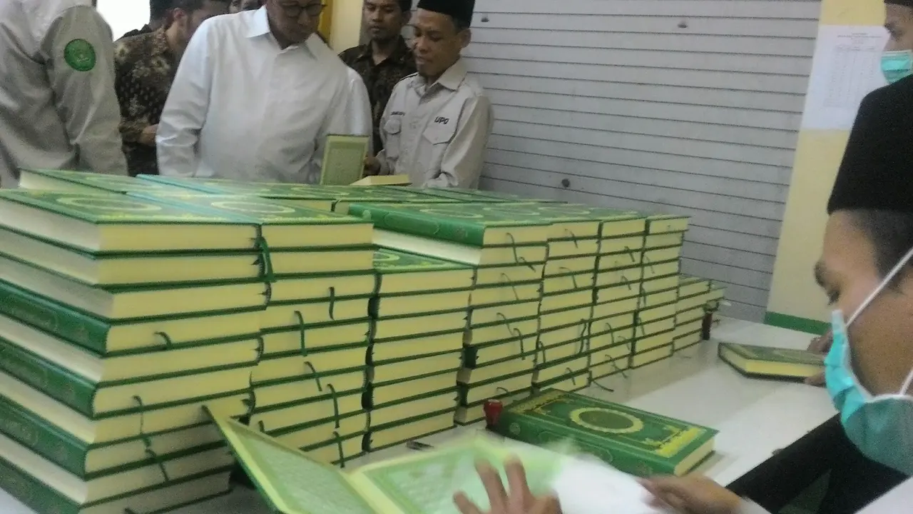 Menteri Agama Lukman Hakim Saifuddin saat launching Al-Quran Standar Indonesia di Unit Pembuatan Al-Quran. (Liputan6.com/Achmad Sudarno)