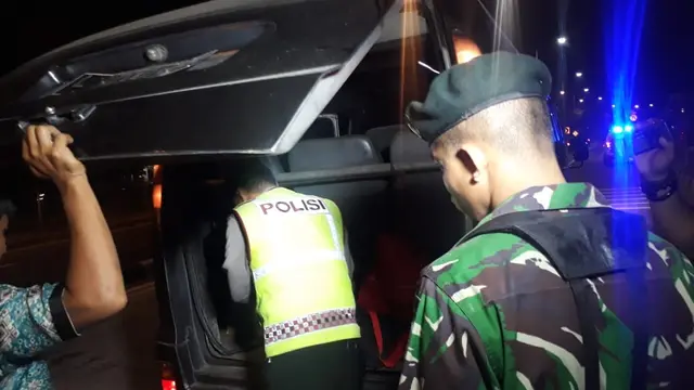 TNI-Polri perketat penjagaan di Suramadu jelang 22 Mei 2019. (Liputan6.com/Dian Kurniawan)