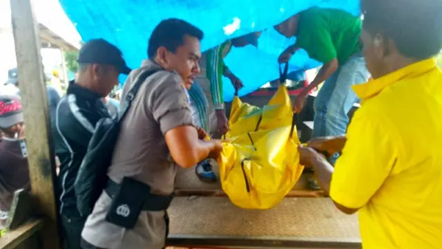 Evakuasi korban diterkam harimau oleh polisi untuk dipulangkan ke keluarganya.