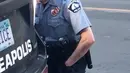 Foto yang diambil dari video menunjukkan polisi menangkap George Floyd di Minneapolis, Minnesota, Amerika Serikat, Senin (25/5/2020). Kepolisian Minneapolis menyampaikan bahwa keempat personel yang terlibat kasus kematian Floyd telah dipecat. (Darnella Frazier/Facebook/Darnella Frazier/AFP)