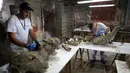 Para Arkeolog sedang meniliti fosil - fosil warga Pompei yang ditemukan di Napoli, Italia, Selasa (13/10/2015). Kota ini pernah hilang selama 1.600 tahun sebelum ditemukan kembali dengan tidak sengaja. (REUTERS/Alessandro Bianchi)