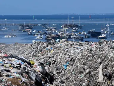 Tumpukan sampah terlihat di Tempat Pembuangan Akhir (TPA) Suwung berlatar belakang salah satu lokasi wisata di Denpasar, Bali, pada Jumat 17 April 2026. Mulai Jumat 17 April 2026, sampah organik kembali diizinkan masuk Tempat Pembuangan Akhir (TPA) Suwung, Denpasar, Bali, setelah sebelumnya dilarang. (SONNY TUMBELAKA/AFP)
