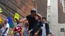 Legenda skateboard Tony Hawk berbincang dengan seorang anak saat pembukaan taman skater Wayfinding di Detroit, (15/8). Hawk dan para pemain skateboard muda menguji skate park rancangannya. (Tanya Moutzalias/Ann Arbor News-MLive.com Detroit via AP)